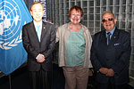 YK:n paviljongissa presidentti Halonen ja paviljongin pääkomissaari Awni Behnam poseeraavat pääsihteeri Ban Ki-moonin suositun pahvikuvan vieressä. Copyright © Tasavallan presidentin kanslia 